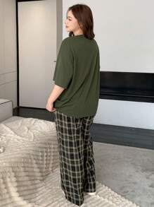 Dazy Petite Plus Bộ đồ ngủ in chữ trơn cỡ lớn kèm quần ngủ kẻ caro, màu xanh lá cây, phù hợp cho mọi mùa, trang phục - màu xanh lá - Xem 2