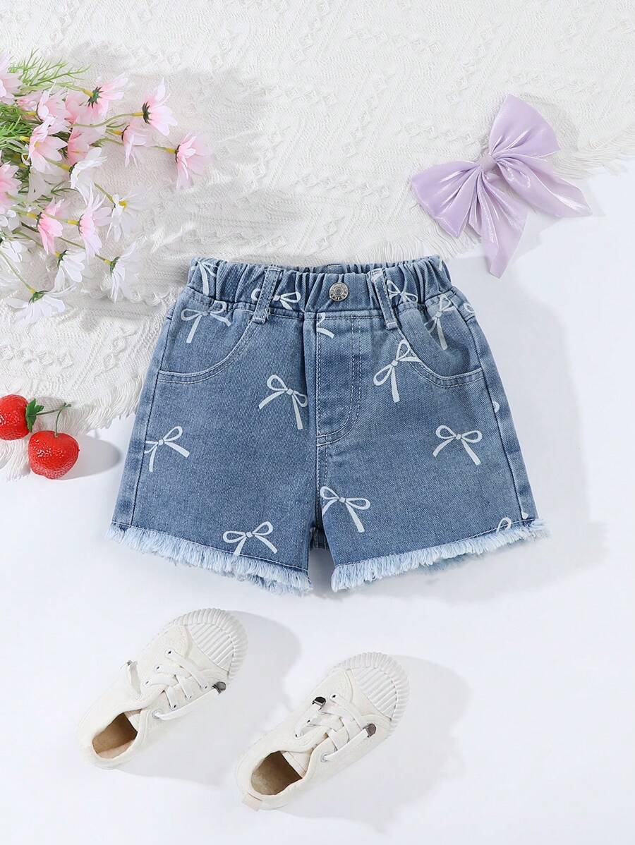 SHEIN Playful Pals 年轻女孩休闲可爱多巴胺色宽松柔软洗水牛仔短裤,2025年春夏必备单品,适合女孩日常出游,蝴蝶结印花牛仔短裤 - 淺色水洗藍 - 查看 1