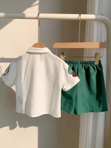 SHEIN Set de 2 piezas de ropa casual para niño pequeño, con camiseta de manga corta con estampado de letras y pantalones cortos de cintura elástica, adecuado para primavera/verano, apto para jugar al aire libre y usar en la calle