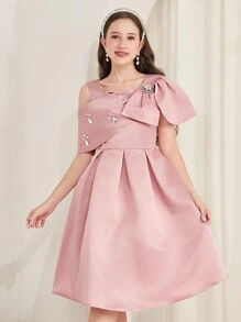 SHEIN Vestido de satén con decoración de cuello asimétrico, gran lazo y lazo plisado elegante para fiesta, para niña adolescente