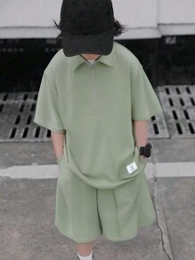 SHEIN Leap Crew Conjunto informal de 2 piezas con camisa de cuello polo de manga corta y pantalones cortos para niño preadolescente - Verde militar - Ver 1