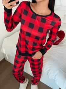 Conjunto de pijama de top sencillo de manga larga y pantalones con estampado a cuadros rojo y negro de cuello redondo para mujer