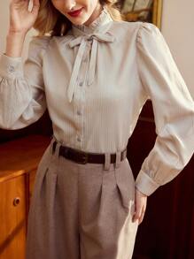 Vintamour 复古优雅女士荷叶边领蝴蝶结条纹长袖修身衬衫，适合职业通勤、情人节等场合，也适合女士生日等场合，例如：西式服装、商务休闲装、外出服、婚礼宾客装、教堂装、办公室装、夏季女装、长袖衬衫、纽扣衬衫、春季工作装等。 - 杏色 - 查看 2