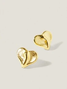 Muvela Aretes con forma de corazón asimétrico texturizado y mate chapados en oro de 18K