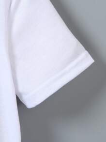 SHEIN 1 pieza Camiseta de manga corta con cuello redondo y estampado de carta para el Día de San Valentín para niños pequeños. Material saludable, suave y cómodo, con un estilo sencillo y de moda. Diseño con patrón de letras en inglés, sencillo y de moda, que muestra el encanto personal del niño pequeño. Adecuado para uso diario casual para niños de 4 a 7 años, para expresar su personalidad única.