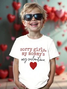 SHEIN 1 pieza Camiseta de manga corta con cuello redondo y estampado de carta para el Día de San Valentín para niños pequeños. Material saludable, suave y cómodo, con un estilo sencillo y de moda. Diseño con patrón de letras en inglés, sencillo y de moda, que muestra el encanto personal del niño pequeño. Adecuado para uso diario casual para niños de 4 a 7 años, para expresar su personalidad única.