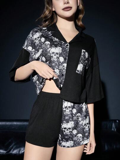 Goth Conjunto de pijama con estampado de calavera gótica y rosas, shorts y camisa de colores contrastantes