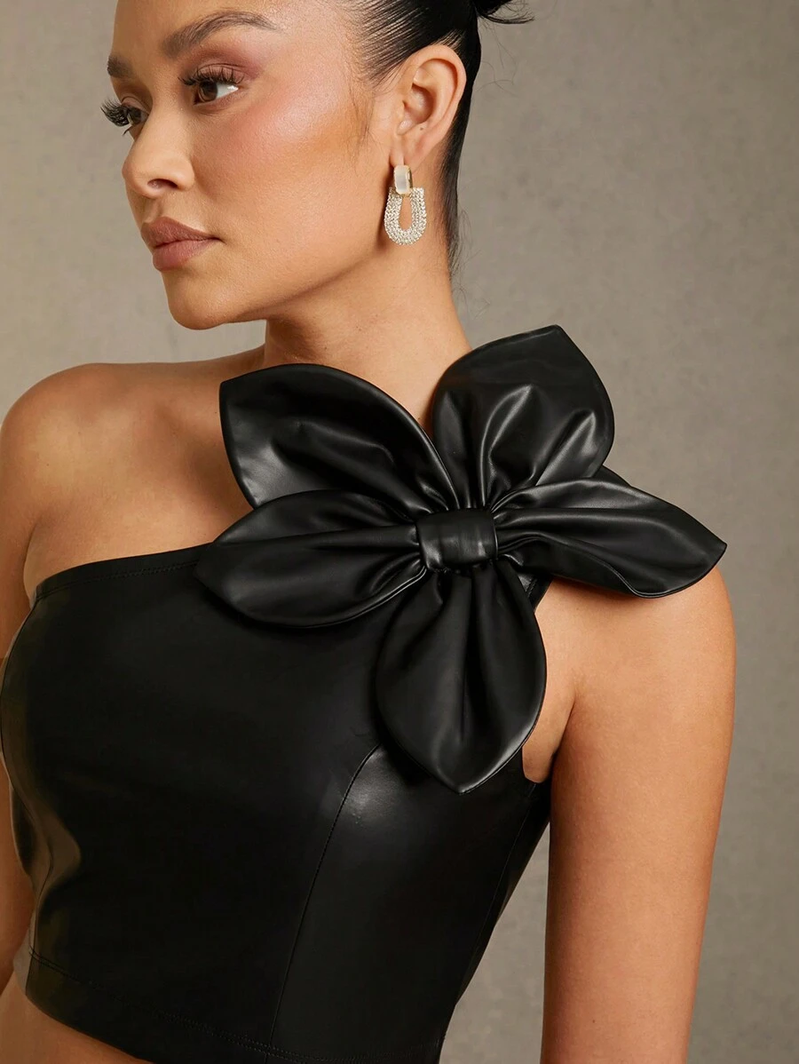 L'Amorae 女士春夏 3D 花卉装饰不对称肩部无袖修身衬衫，适合派对、约会夜服装、狂欢服装节日 - 黑色 - 查看 1