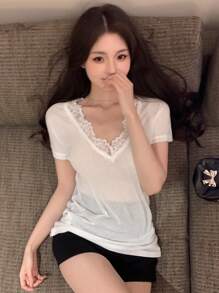 DAZY 蕾丝拼布 V 领短袖女式休闲 T 恤