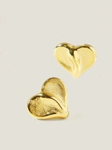 Muvela Aretes con forma de corazón asimétrico texturizado y mate chapados en oro de 18K