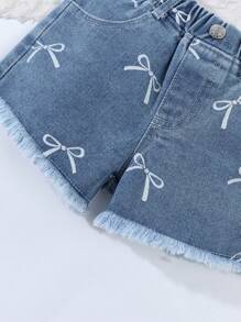 SHEIN Playful Pals 年轻女孩休闲可爱多巴胺色宽松柔软洗水牛仔短裤，2025年春夏必备单品，适合女孩日常出游，蝴蝶结印花牛仔短裤 - 淺色水洗藍 - 查看 3