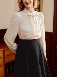 Vintamour Vintage elegante Damenblusen mit Rosengemusterte Jacquardstoff Rüschen, Schleifen-Knoten und Langarm für den Büroalltag, Valentinstag, Langarmshirts für Frauen, Valentinstag-Kleidung, Valentinstag, Geburtstagsoutfit für Frauen, weißes Top, Business-Lässig-Ausgehen-Oberteile für Frauen, Hochzeitsgast-Kleider für Frauen, Weißes Hemd, Kirchenkleidung für Frauen, Bürobekleidung für Frauen, Niedliche Langarmtops, Sommerkleidung für Frauen, Langarmhemden, Knopfleiste Hemden für Frauen, Frühjahrskleidung, Arbeitskleidung für Frauen