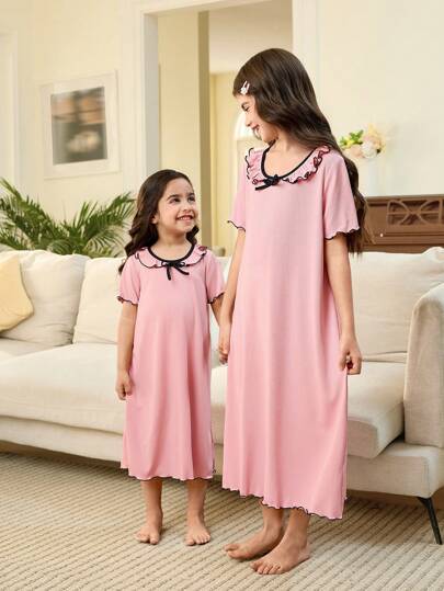 SHEIN Leap Crew Tween Girl 简约荷叶边领蝴蝶结装饰波浪下摆短袖宽松休闲家居服，斋月风格家庭度假休闲连衣裙，兄弟姐妹搭配服装（2 件单独出售）