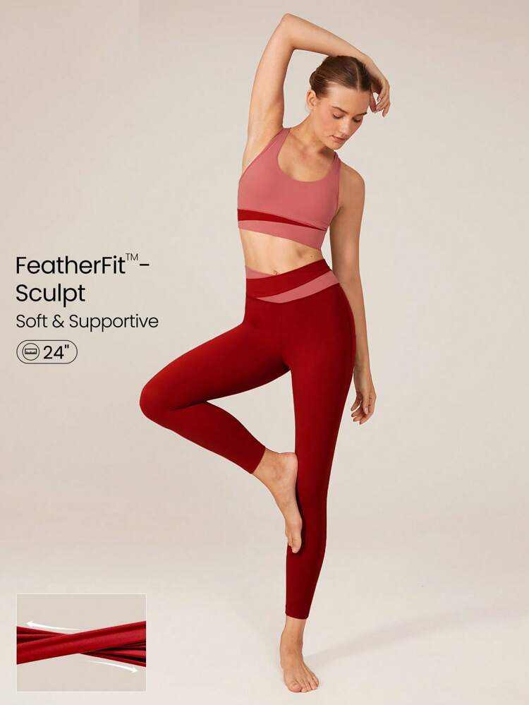 Mallas de compresión cruzadas bicolor FeatherFit™-Sculpt de 24" de impacto medio para entrenamiento, gimnasio diario