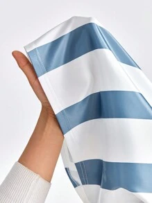 SHEIN Camiseta informal de manga corta con cuello en V, estampado de letras y rayas, para niñas preadolescentes en primavera/verano