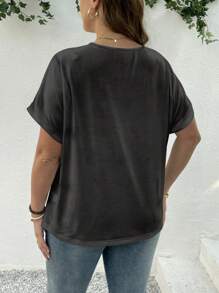 SHEIN LUNE 大码女式灰色休闲文字和唇印宽松短袖 T 恤，适合夏季 - 彩色 - 查看 2