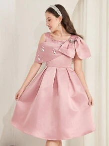 SHEIN Vestido de satén con decoración de cuello asimétrico, gran lazo y lazo plisado elegante para fiesta, para niña adolescente