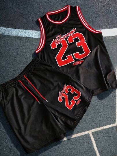 Manfinity Campus Court 这款男士街头学院风 INS 套装，采用网眼面料篮球衫，印有醒目的 23 号芝加哥字母图案。套装包含一件红色罗纹撞色黑色短裤和一件无袖上衣，完美打造运动时尚造型。男士两件套，球衣，网眼面料