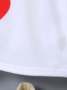 SHEIN 1 pieza Camiseta de manga corta con cuello redondo y estampado de carta para el Día de San Valentín para niños pequeños. Material saludable, suave y cómodo, con un estilo sencillo y de moda. Diseño con patrón de letras en inglés, sencillo y de moda, que muestra el encanto personal del niño pequeño. Adecuado para uso diario casual para niños de 4 a 7 años, para expresar su personalidad única.