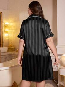 LuxeNights Camisón de talla grande, camisón sexy con cuello vuelto, manga corta, bolsillo bordado, de tafetán elástico con rayas verticales jacquard, para vacaciones