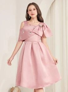 SHEIN Vestido de satén con decoración de cuello asimétrico, gran lazo y lazo plisado elegante para fiesta, para niña adolescente