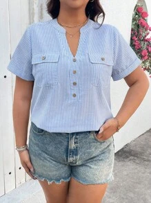 SHEIN LUNE 加大码短袖布质衬衫，简约条纹图案，木质纽扣装饰，缺口领春假波西米亚风棉质 - 藍色 - 查看 1