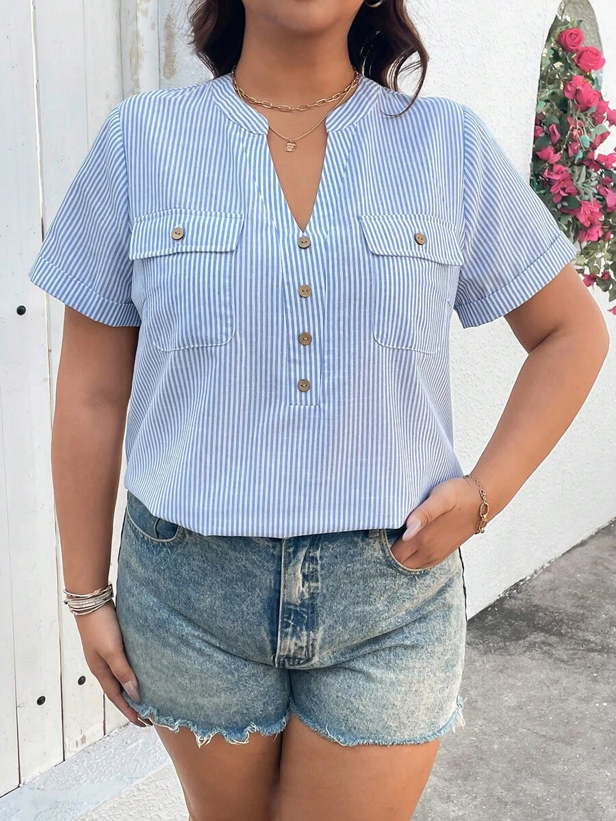 SHEIN LUNE 加大码短袖布质衬衫，简约条纹图案，木质纽扣装饰，缺口领春假波西米亚风棉质 - 藍色 - 查看 1