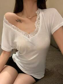 DAZY 蕾丝拼布 V 领短袖女式休闲 T 恤