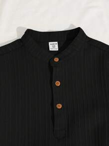 SHEIN 青少年男孩休闲度假风格立领半襟短袖上衣，带贴花细节和印花短裤 2 件套 - 黑色 - 查看 3