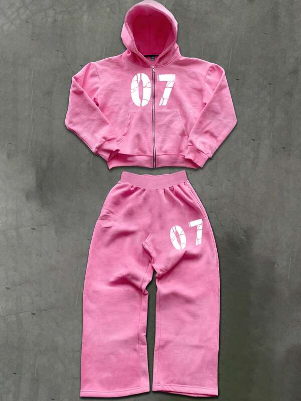 Manfinity Streetrush 2 stuks/set heren numerieke print front rits hoodie en broek casual sportpak, heren streetwear INS bestseller '07' bedrukte rits hoodie & broek tweedelige roze set, modieuze en comfortabele veelzijdige kleding, thermisch gevoerde warme stof, streetwear voor uitgaan, herfst- en wintermode tweedelige set, een cadeau voor een vriendje.