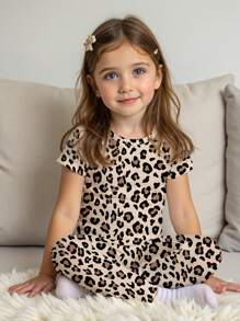 SHEIN Leap Crew 年轻女孩豹纹休闲简约贴身圆领短袖长裤睡衣，适合所有季节 - 彩色 - 查看 1