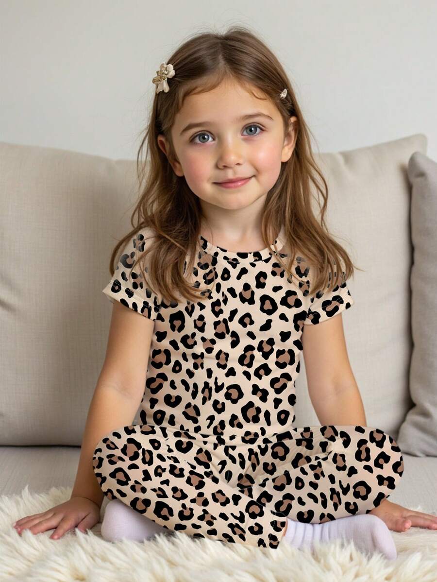 SHEIN Leap Crew 年轻女孩豹纹休闲简约贴身圆领短袖长裤睡衣，适合所有季节 - 彩色 - 查看 1