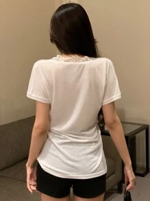 DAZY 蕾丝拼布 V 领短袖女式休闲 T 恤