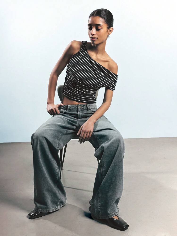 SHEIN Maija Women's Black And White Striped Early Spring Twist Shoulder Ruched Waist Fitted Tee, Versatile Daily Casual Minimalist Crop Top, Festival