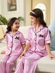 Tween-Mädchen Locker gewebtes Pyjama-Set mit rosa Streifenmuster und Schleifendekor zum Valentinstag, Kragen vorne offen, Kurzarm und Hose mit weitem Bein (2 Sets separat erhältlich) - Pink - Übersicht 3