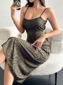DAZY Vestido casual con estampado de leopardo, tirantes finos, abertura y estilo bohemio con estampado de guepardo para mujer