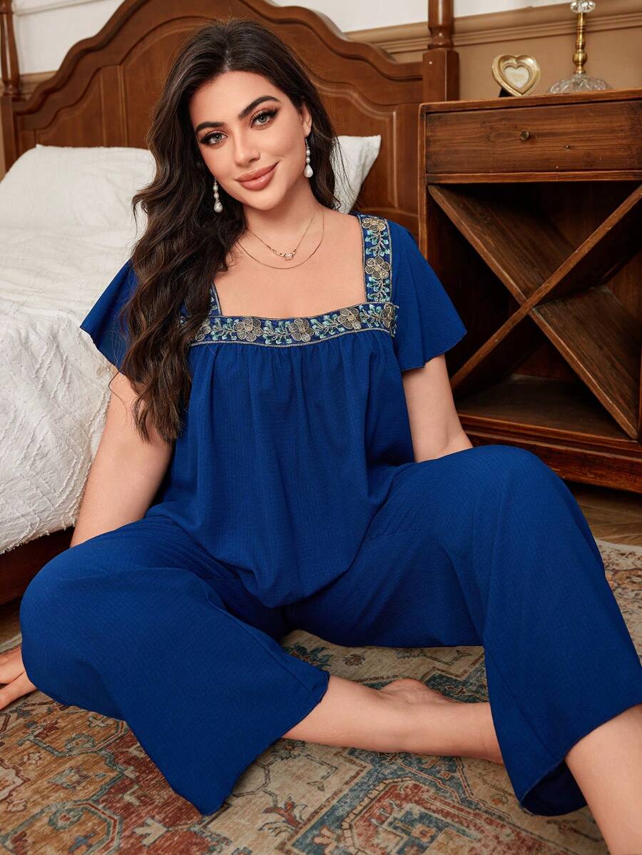 大码女式复古刺绣边方领睡衣套装