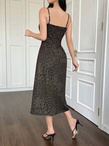 DAZY Vestido casual con estampado de leopardo, tirantes finos, abertura y estilo bohemio con estampado de guepardo para mujer