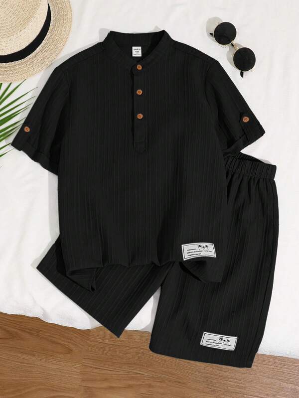 SHEIN Conjunto de 2 piezas para niño preadolescente con top de manga corta de cuello alto con botones y detalles de aplicaciones, y pantalones cortos estampados, en estilo informal de resort