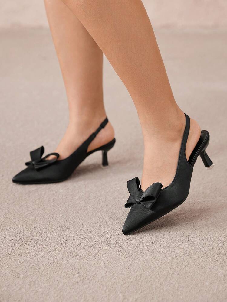 CUCCOO CURVES プラスサイズ ワイドフィット ハイヒールパンプス 尖った先端、エレガントなリボンと3Dフラワーデコレーション、黒サテンのバックストラップ、オールシーズン着用可能