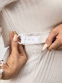 SHEIN 2 件孕妇套装，宽松罗纹短袖上衣和短裤，弹性舒适柔软面料，适合春夏户外/度假，哺乳孕妇服装 - 杏色 - 查看 3