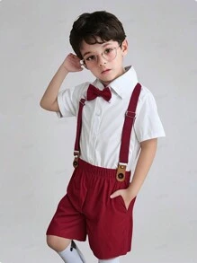 SHEIN 2-delig herenpak voor jonge jongens, lente/zomer wit modieus overhemd met strik schouderband en rode cargo shorts, geschikt voor uitjes, elegante minimalistische stijl, geschikt voor verjaardagsfeestjes, formele evenementen, bruiloften, doopfeesten, begin van het schooljaar, feestdagen, casual thuis en elegante feesten, geschikt voor Ramadan-bruiloft, bruiloftsgast, ringjongen, pageboy