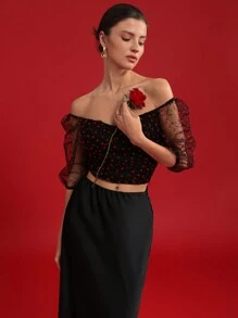 Aveloria Rosie 浪漫情人节深 V 领短袖短款上衣，饰有红色爱心欧根纱细节，深色底色，优雅时尚，适合夏季