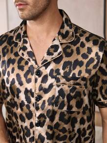 SHEIN 男士豹纹仿丝披肩领短袖短裤睡衣套装 - 摩卡棕 - 查看 6