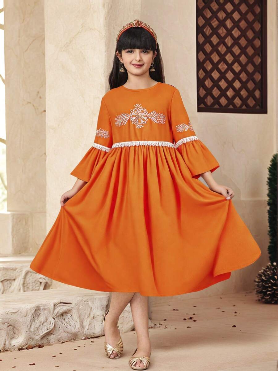 SHEIN Vestido con cuello redondo, mangas de volantes, decoración de cinta de contraste y bordado suelto para niñas preadolescentes - Naranja - Ver 1