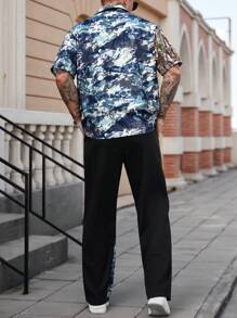 Manfinity LEGND Conjunto de camisa de manga corta y pantalones con estampado de camuflaje y color de contraste para hombre