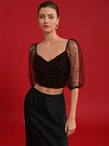 Aveloria Rosie 浪漫情人节深 V 领短袖短款上衣，饰有红色爱心欧根纱细节，深色底色，优雅时尚，适合夏季