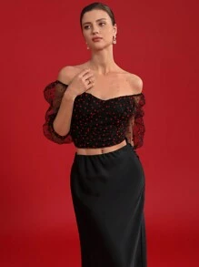 Aveloria Rosie 浪漫情人节深 V 领短袖短款上衣，饰有红色爱心欧根纱细节，深色底色，优雅时尚，适合夏季