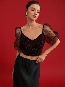 Aveloria Rosie 浪漫情人节深 V 领短袖短款上衣，饰有红色爱心欧根纱细节，深色底色，优雅时尚，适合夏季