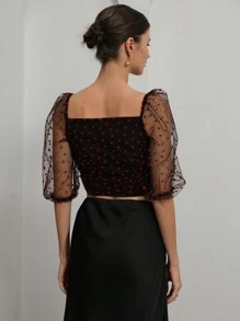 Aveloria Rosie 浪漫情人节深 V 领短袖短款上衣，饰有红色爱心欧根纱细节，深色底色，优雅时尚，适合夏季